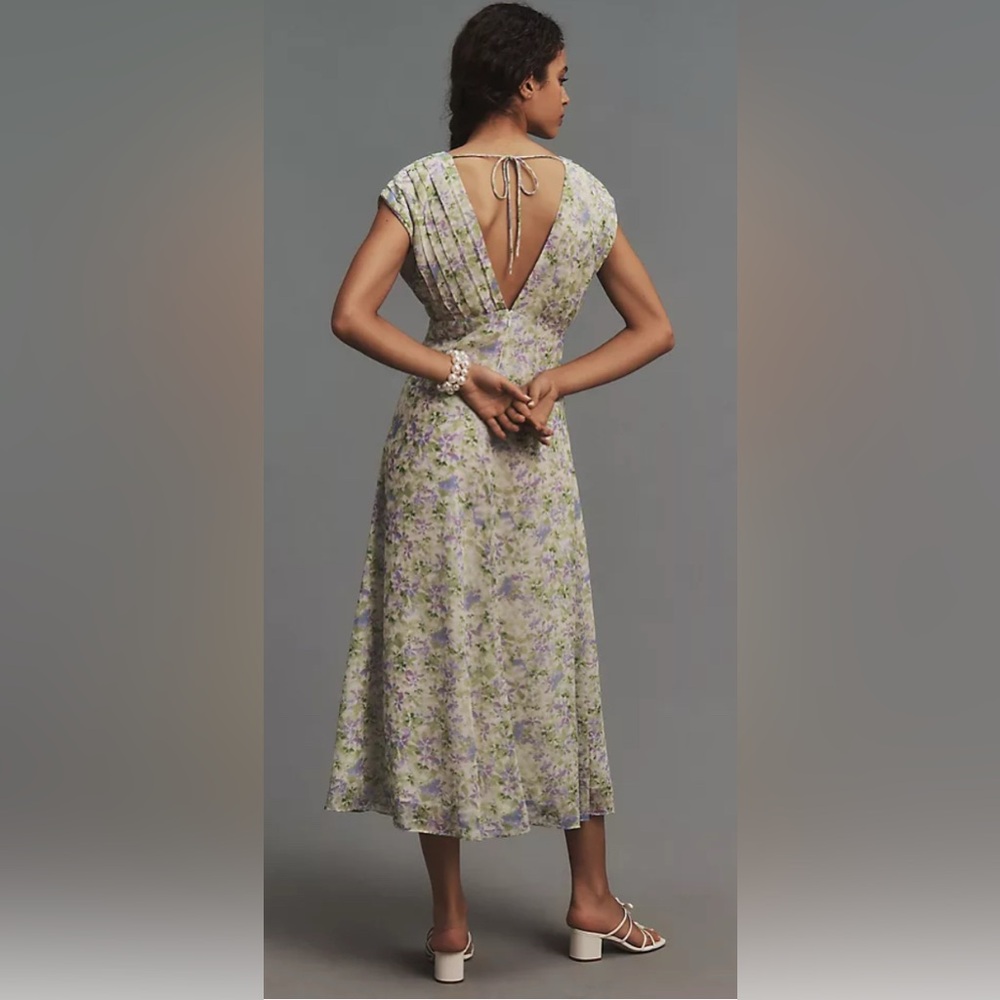 Astr the Label V-Neck Pleated Midi Dress NWT - Picture 5 of 16